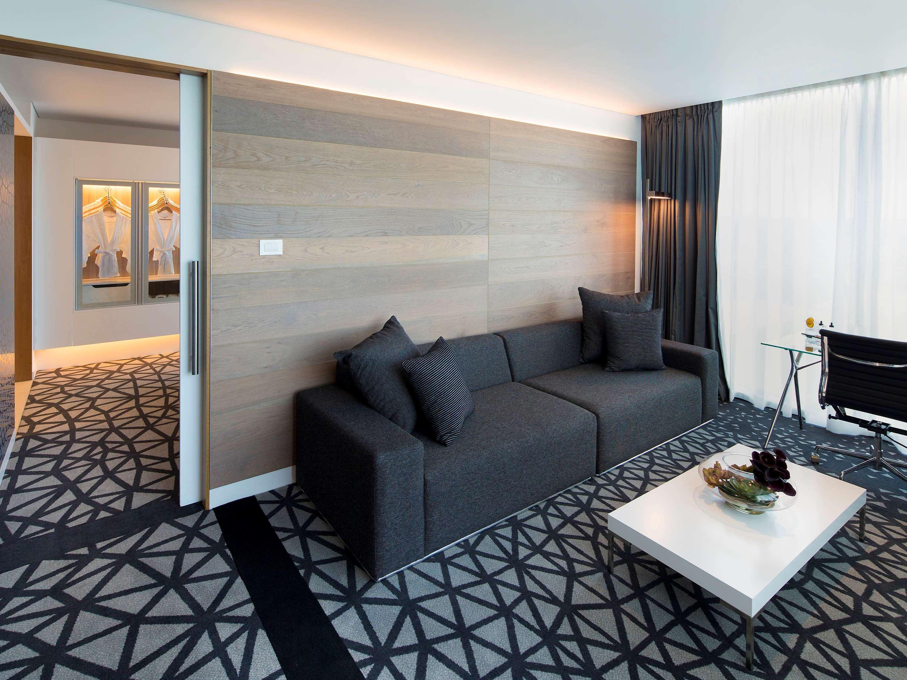 Отель Pullman Sydney Airport Экстерьер фото A suite at the hotel