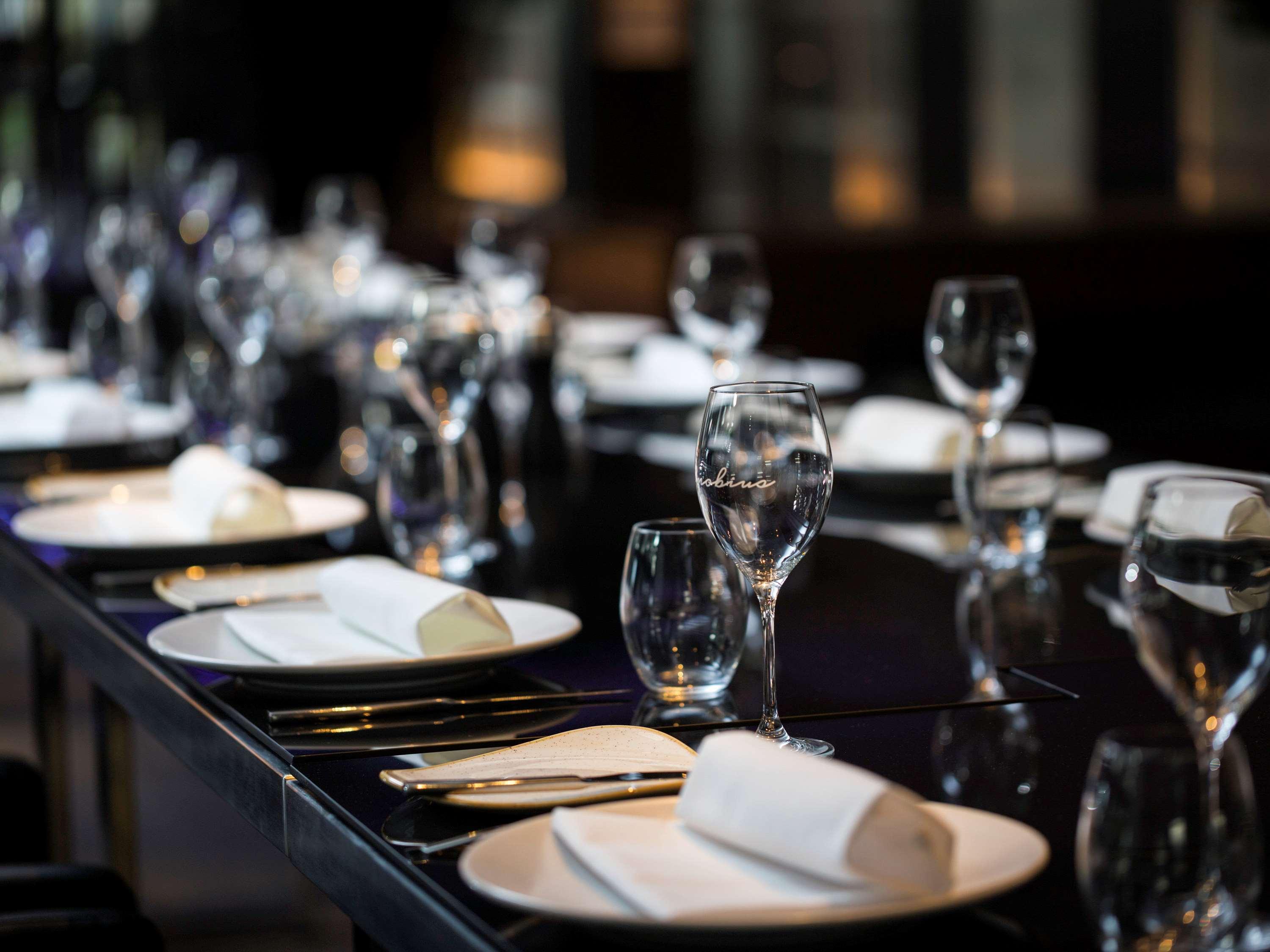Отель Pullman Sydney Airport Экстерьер фото A table set for fine dining