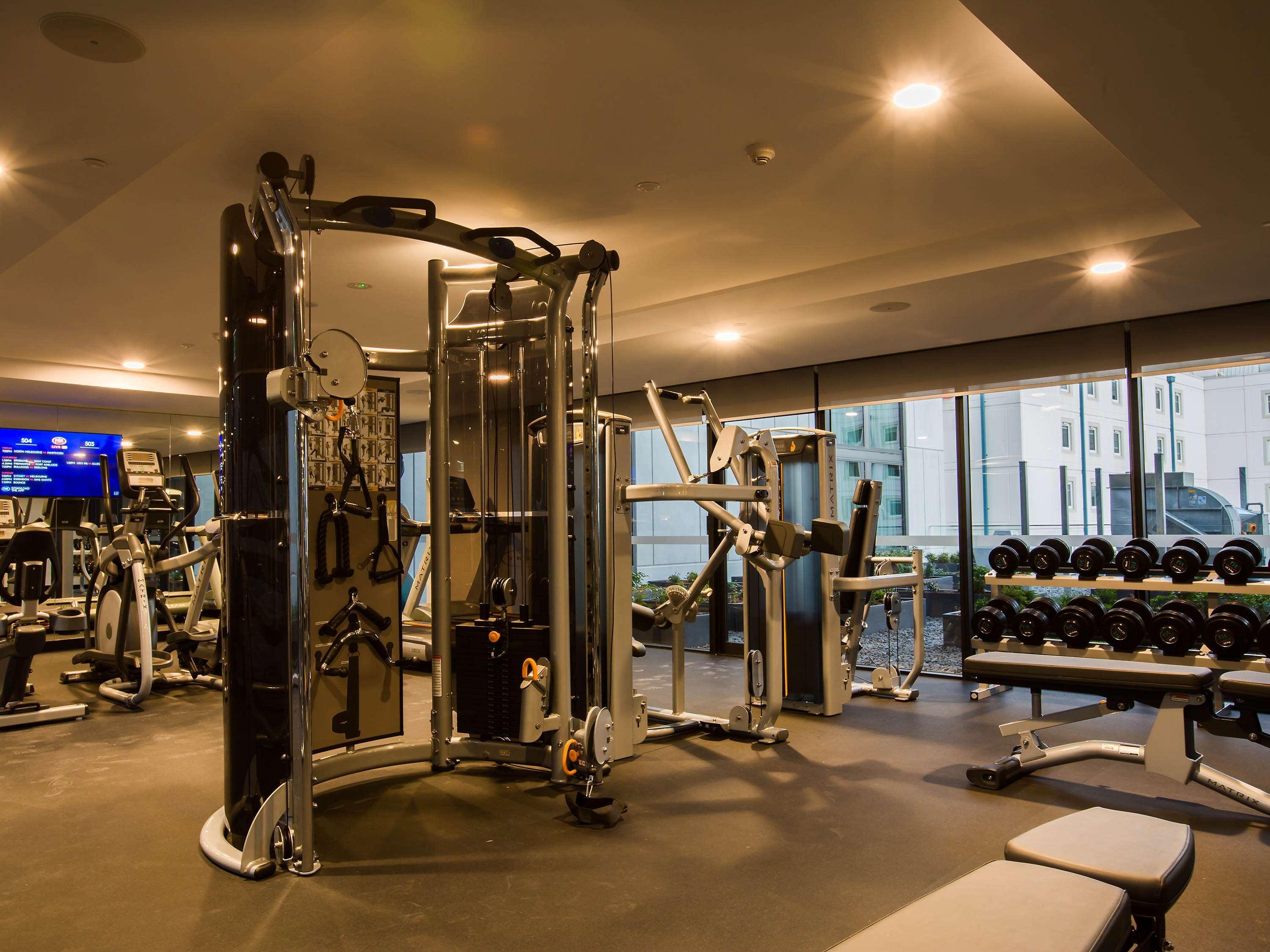 Отель Pullman Sydney Airport Экстерьер фото The gym at the hotel