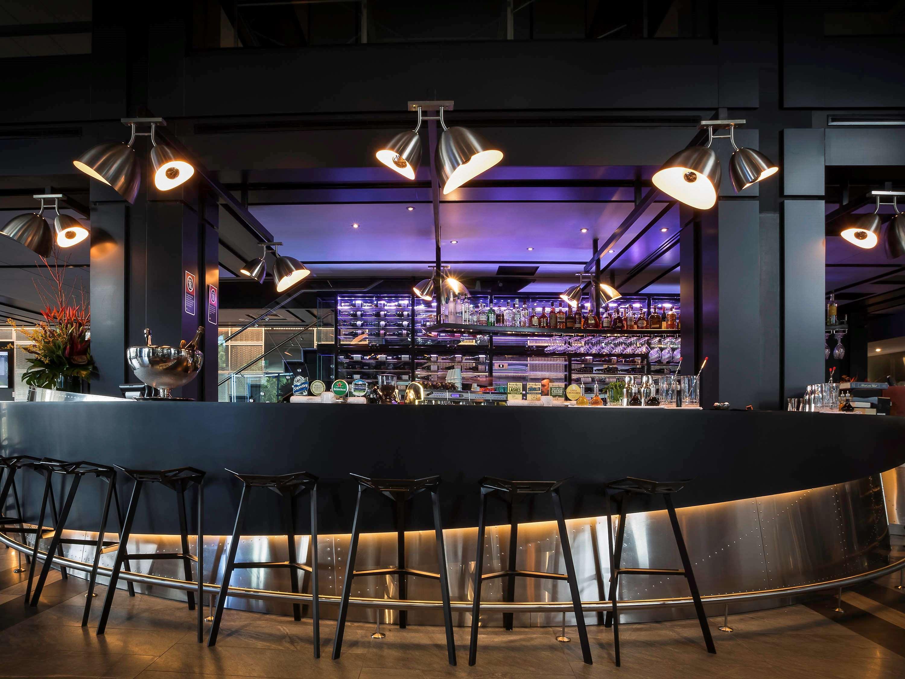 Отель Pullman Sydney Airport Экстерьер фото The bar at the restaurant