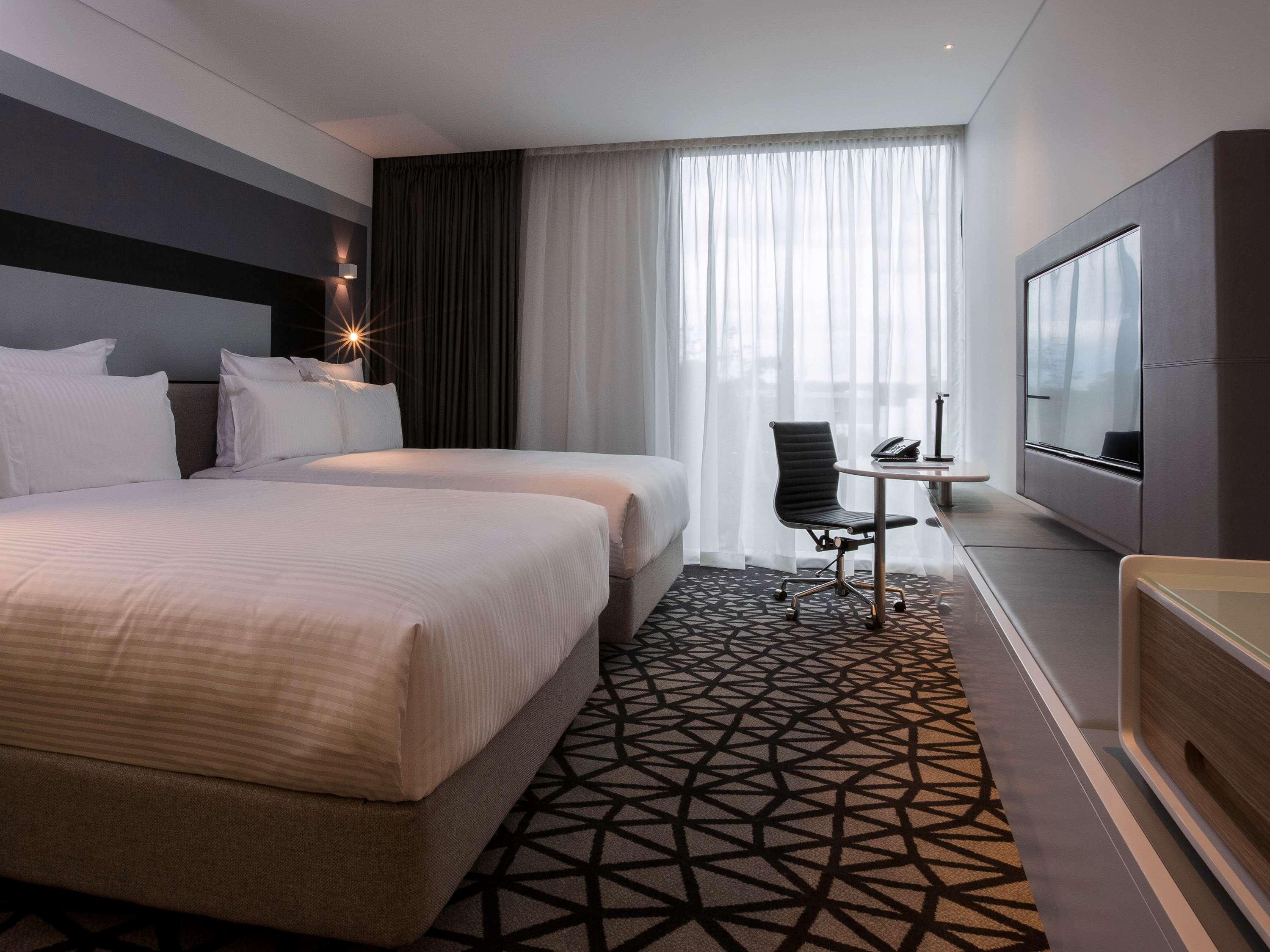 Отель Pullman Sydney Airport Экстерьер фото A room at the hotel