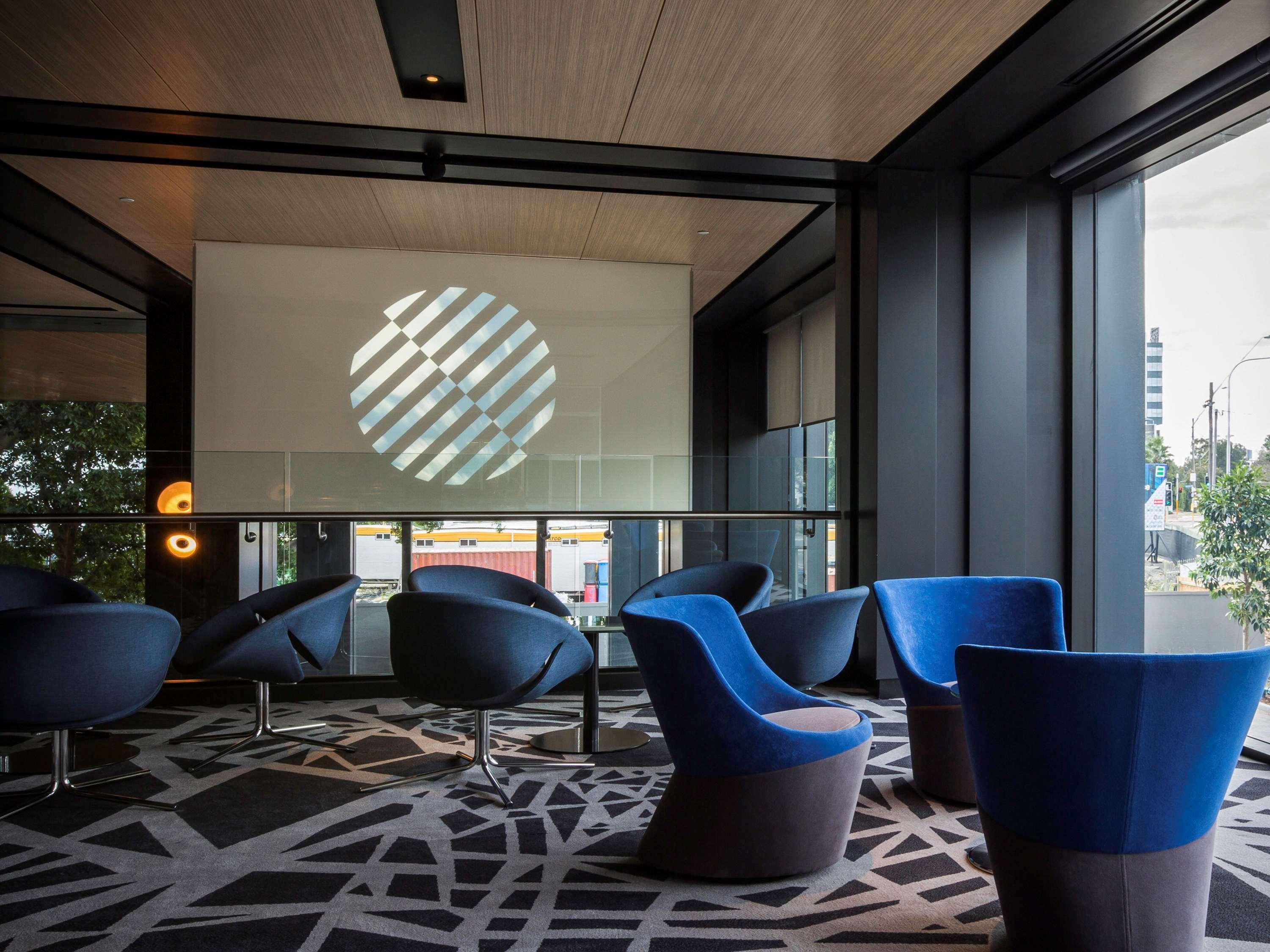 Отель Pullman Sydney Airport Экстерьер фото The lounge at the 10th floor