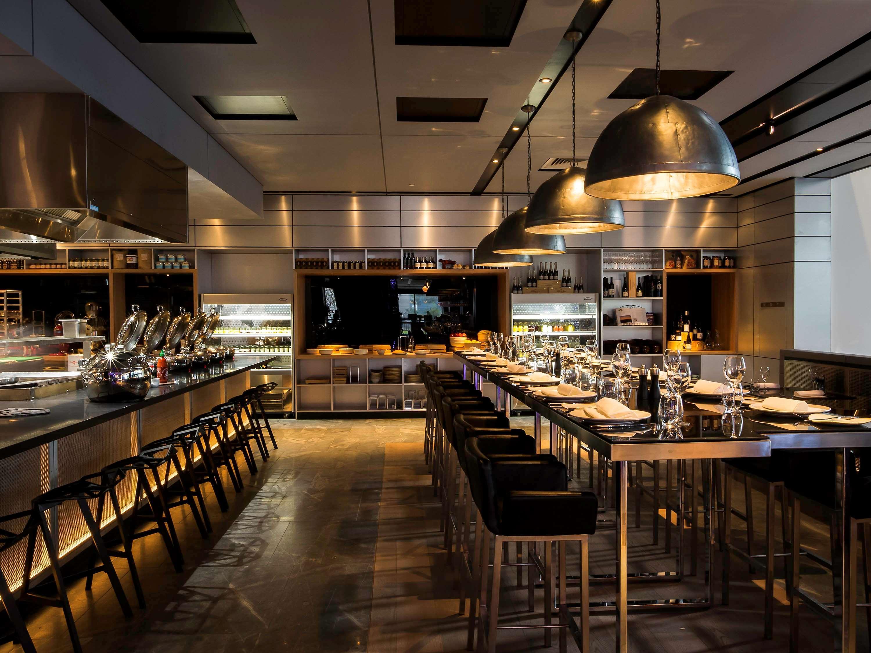 Отель Pullman Sydney Airport Экстерьер фото Interior of the restaurant