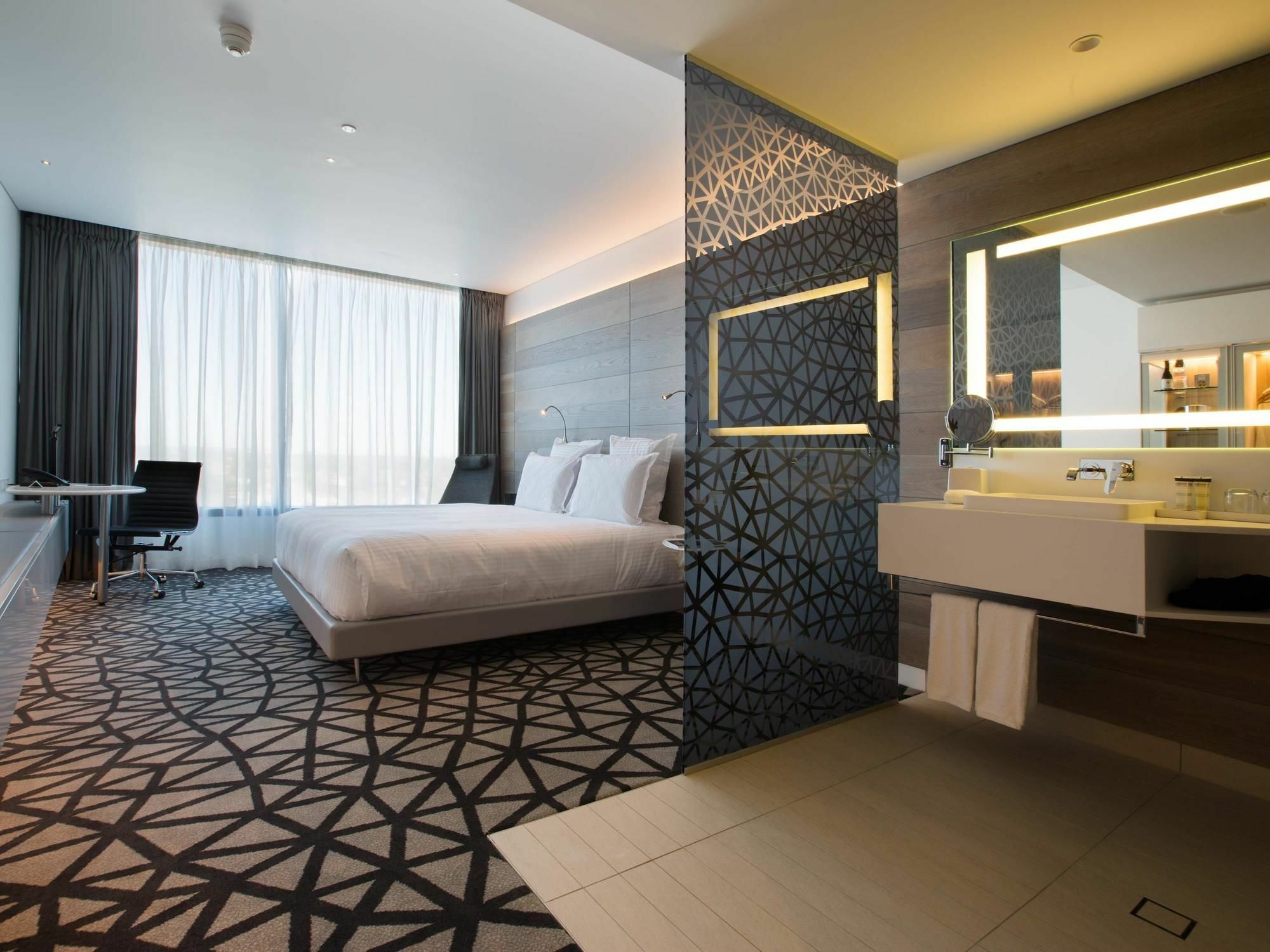 Отель Pullman Sydney Airport Экстерьер фото Deluxe Room