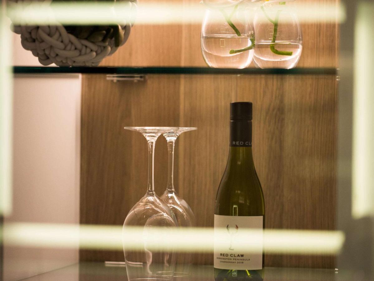 Отель Pullman Sydney Airport Экстерьер фото A bottle of wine in a hotel room